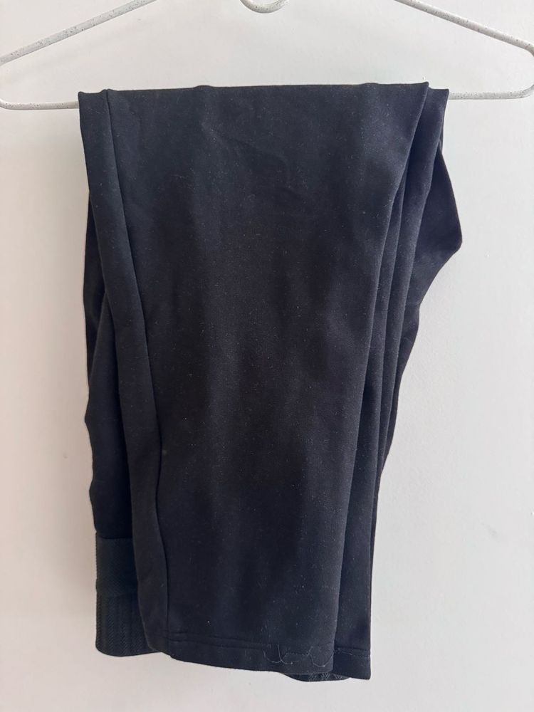 High-waist leggings with golden buttons