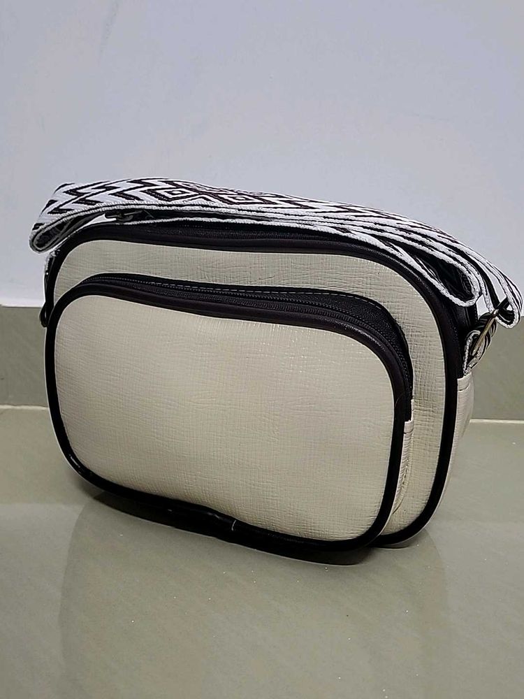Stylish Crossbody Bag with Geometric Strap