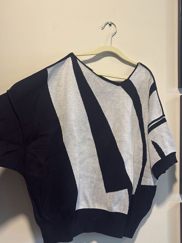 Chic Black &amp; White Striped Knit Top