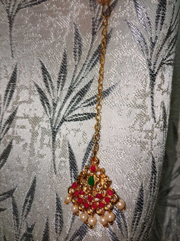 Elegant Maang Tikka with Pearls