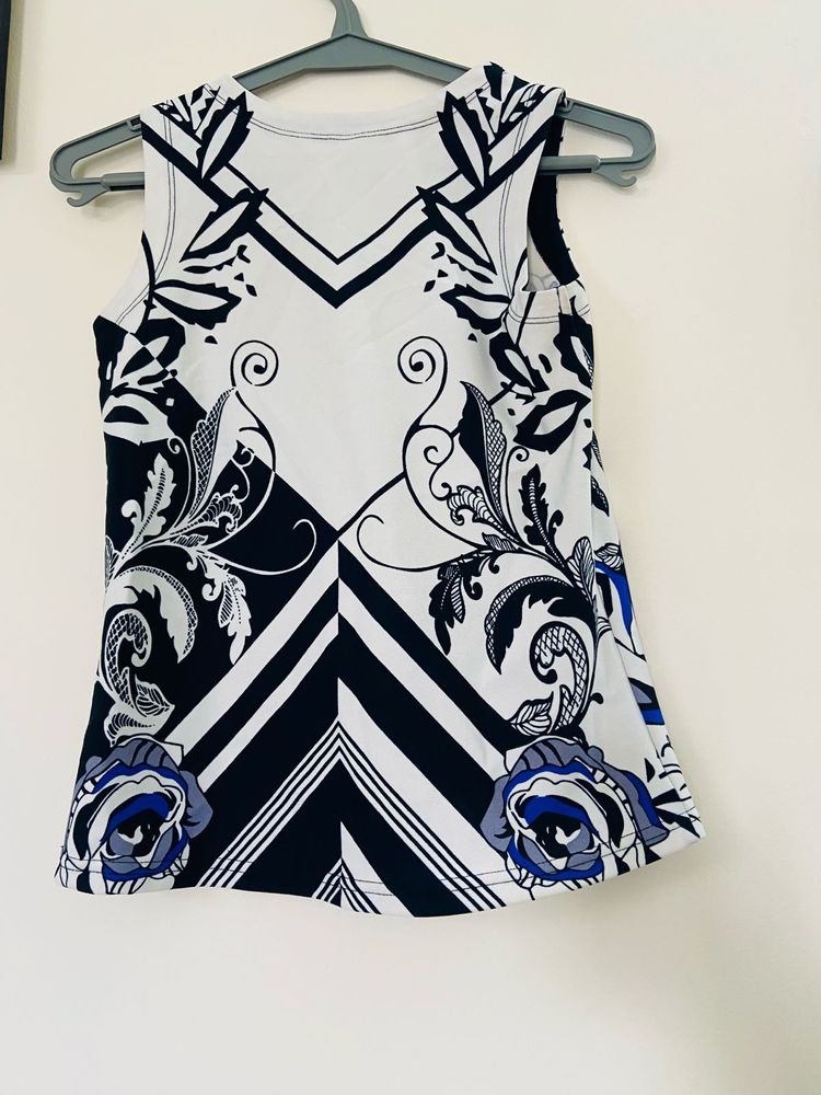 Stylish Sleeveless Top with Floral Print