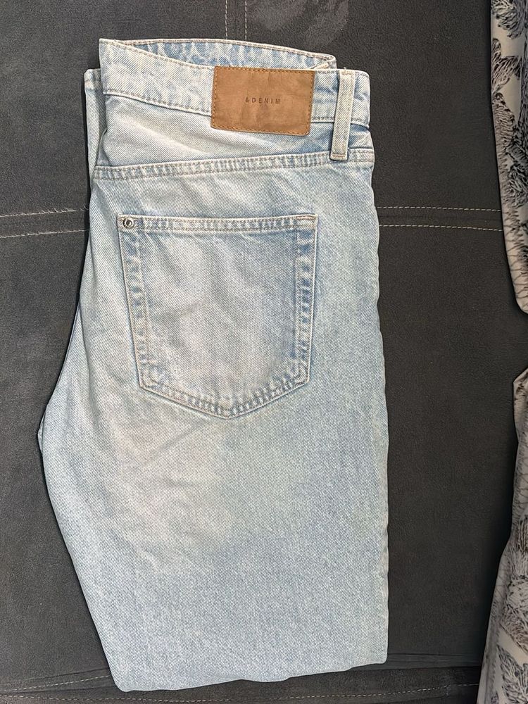 Light Wash Relaxed Fit Jeans