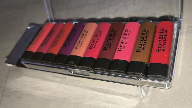 Women Lipstick With Defferent Shades