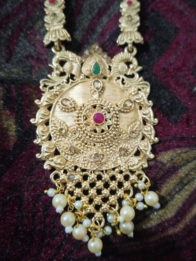 Exquisite Gold-Tone Necklace with Pearls
