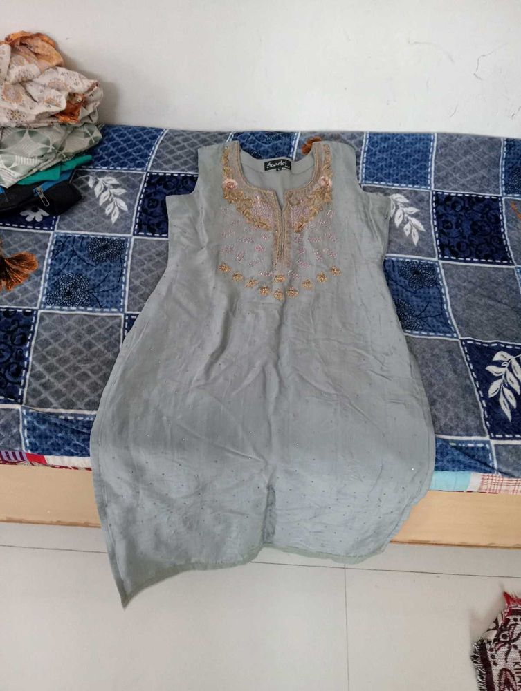Embellished Grey Sleeveless Kurta