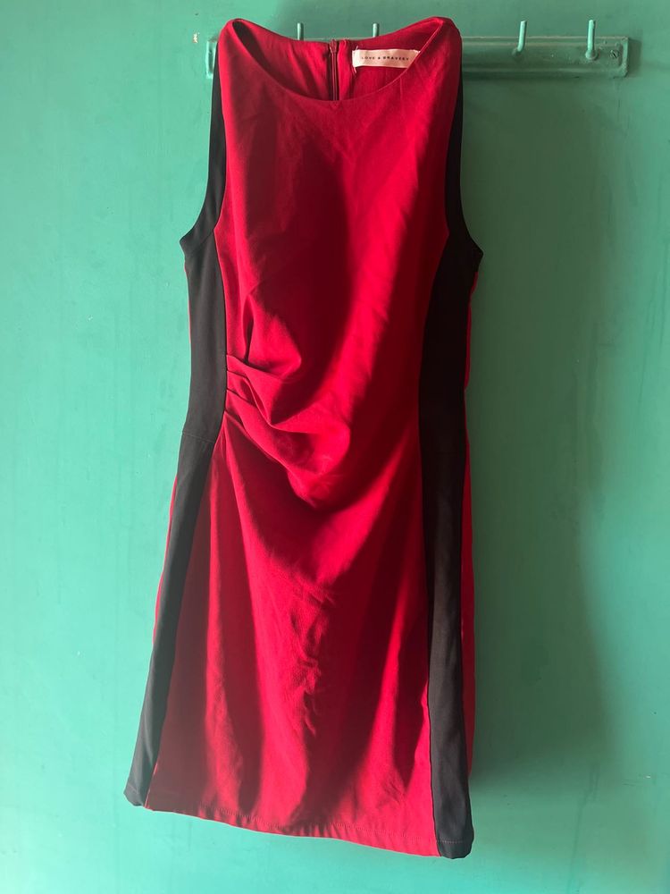 Chic Red &amp; Black Sleeveless Dress