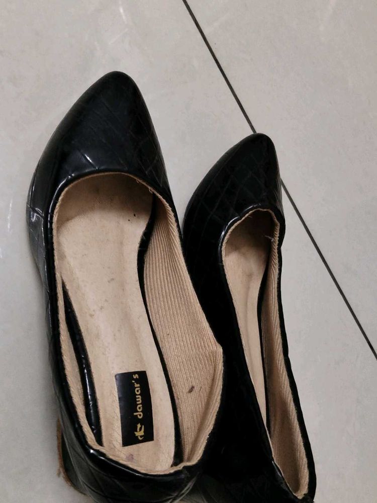 Chic Black Dawars Croc-Embossed Flats