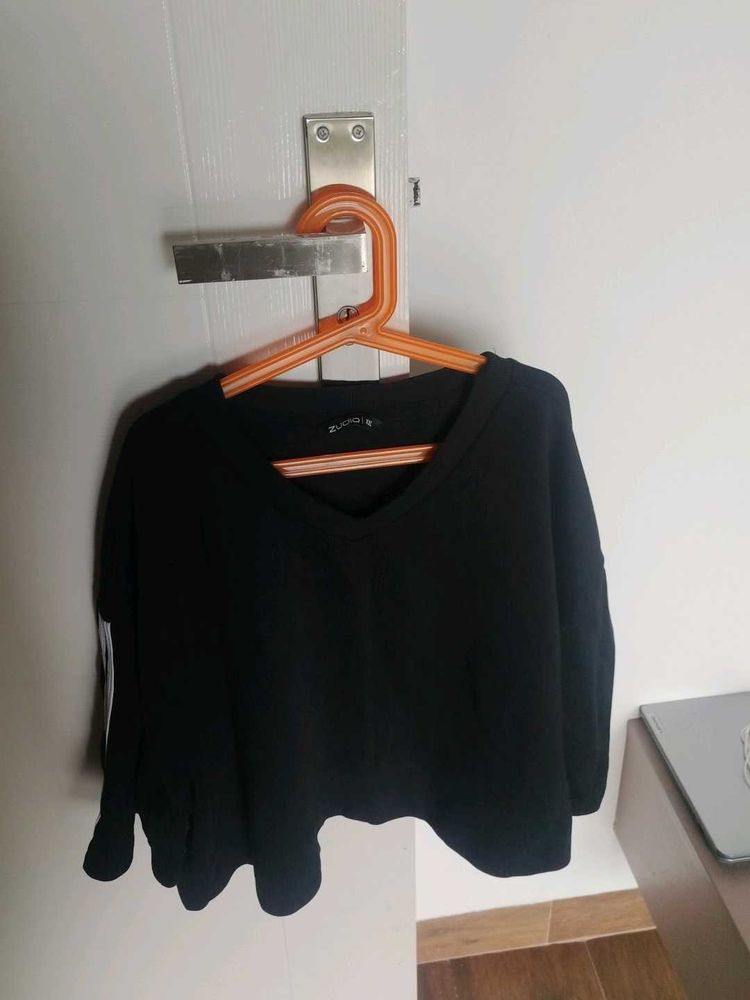 Black V-Neck Cropped Top