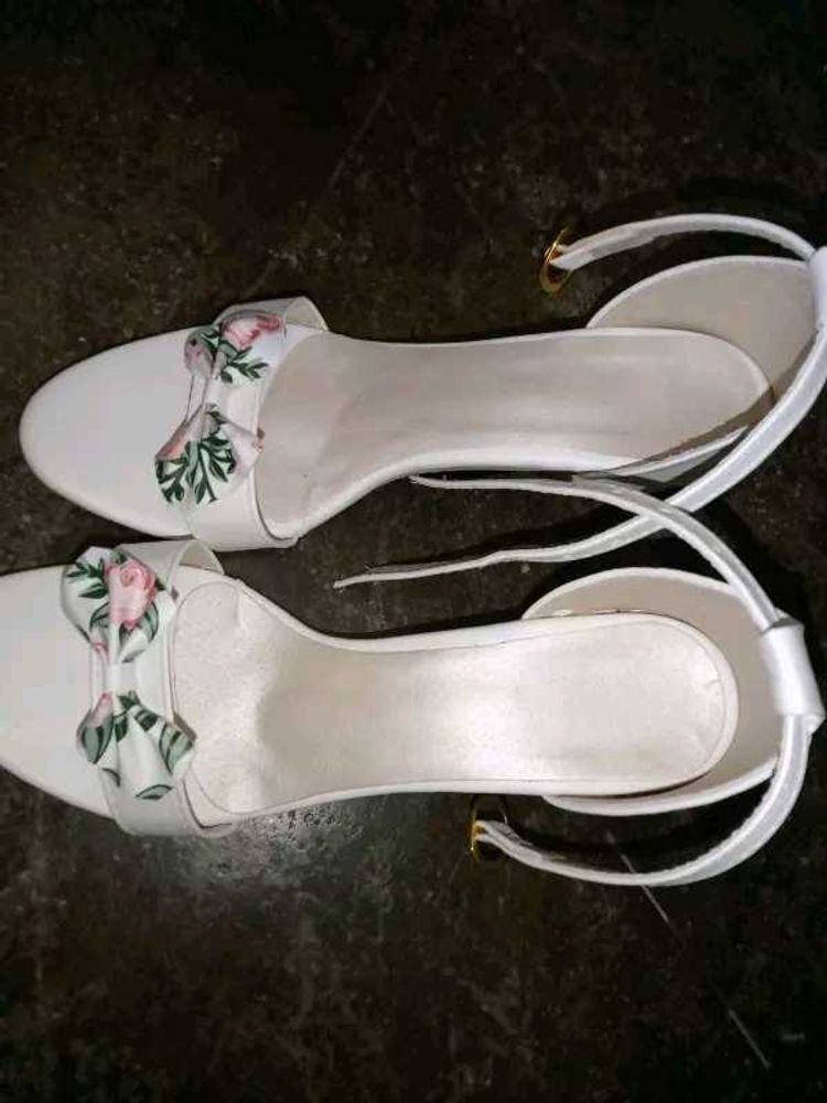 Elegant White Heels with Floral Detail