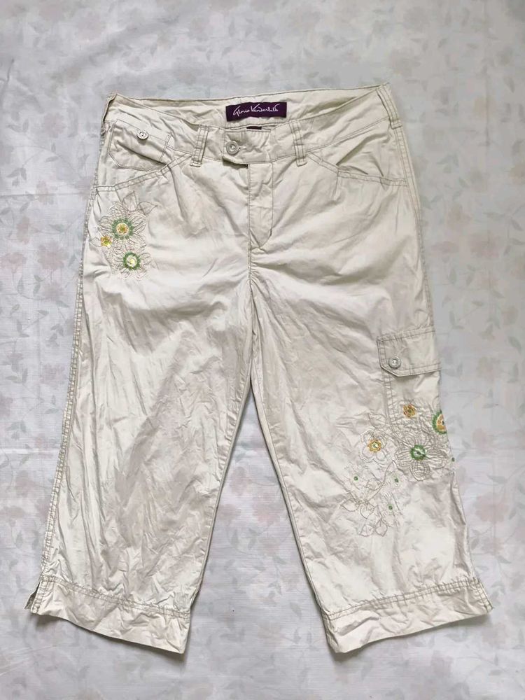 Y2K Gloria Vanderbilt Embroidered Cargo capri