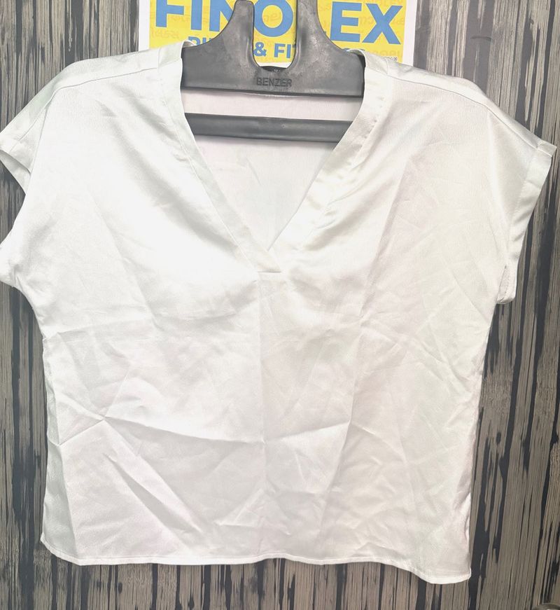 Elegant White V-Neck Short Sleeve Top