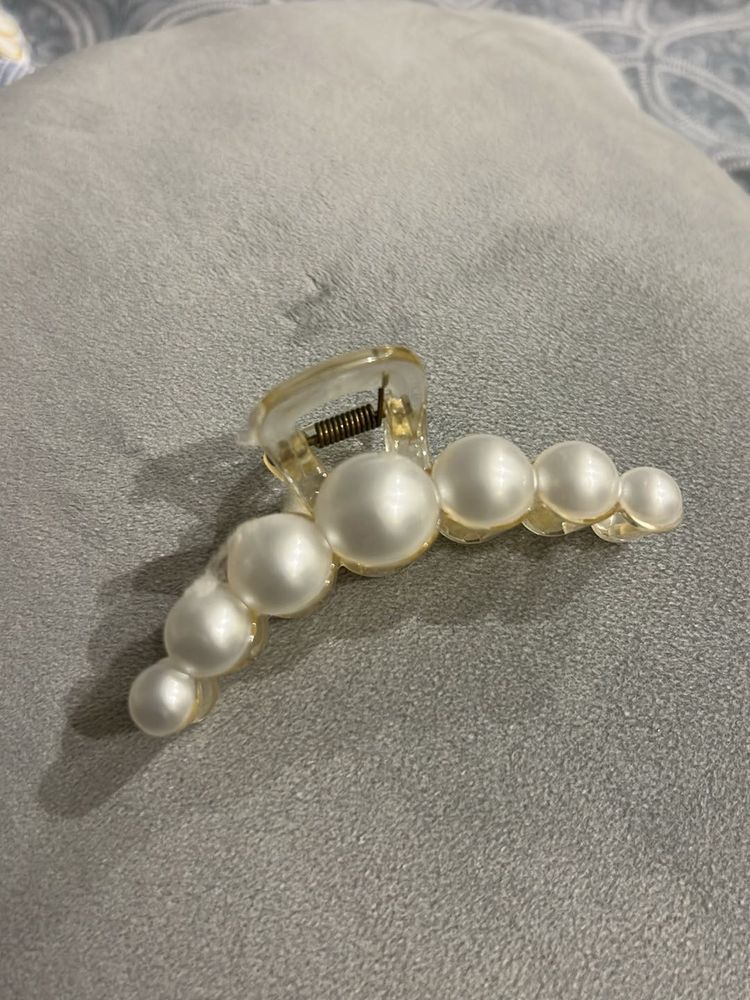 Elegant Pearl Claw Clip