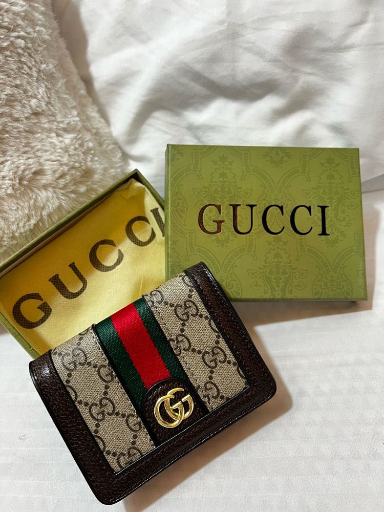 GUCCI Wallet - Classic GG Supreme Design