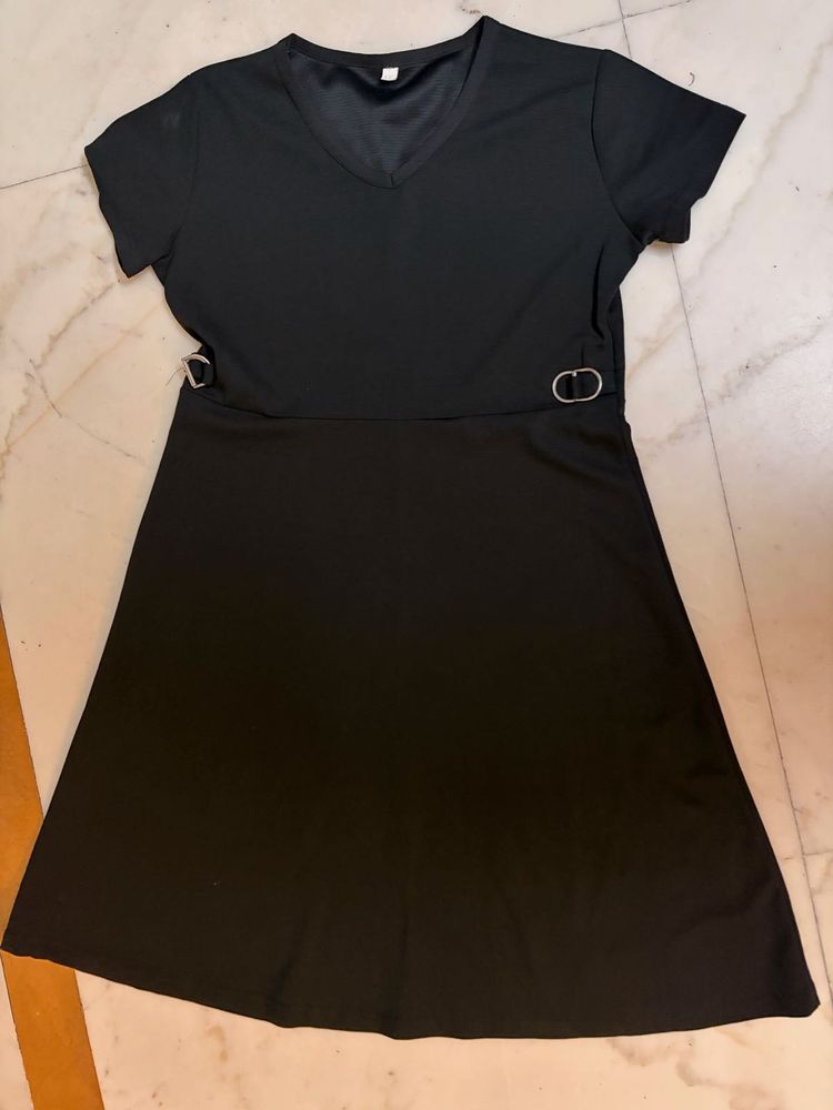 Chic Black V-Neck Dress with Buckle Detail