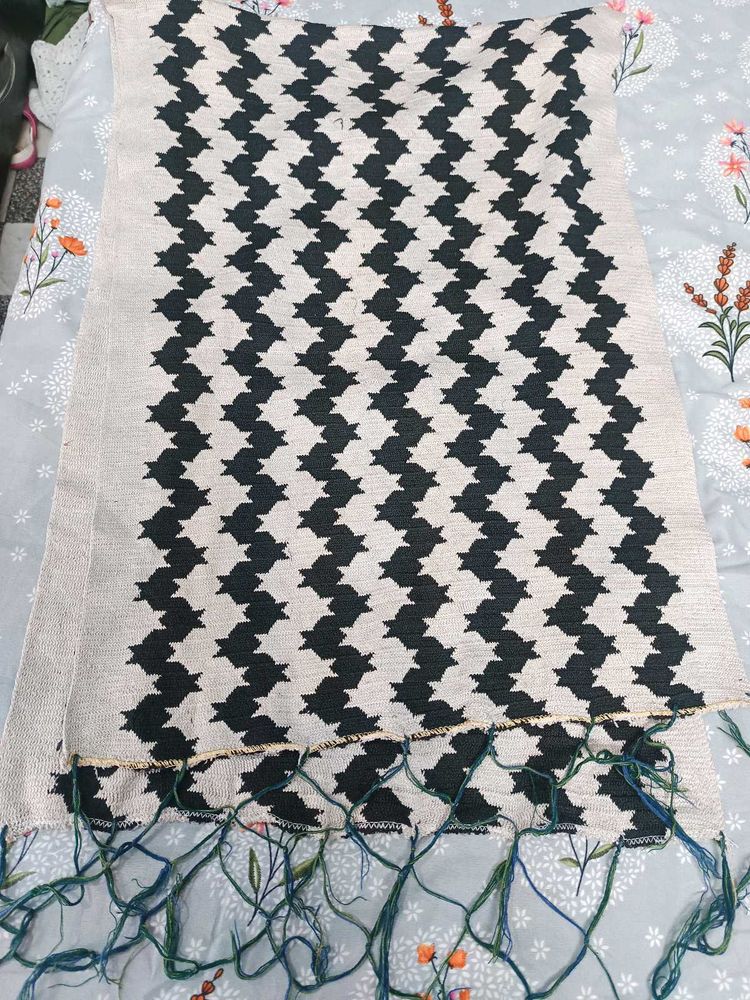 Elegant Black &amp; White Geometric Pattern stole
