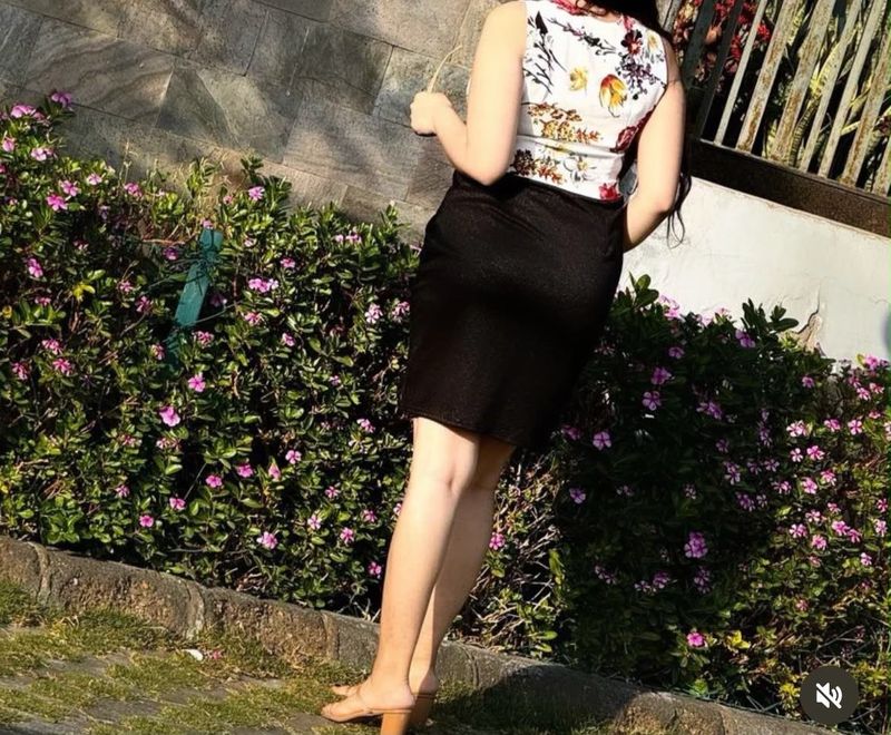 Stylish Floral Crop Top &amp; Black Skirt Set
