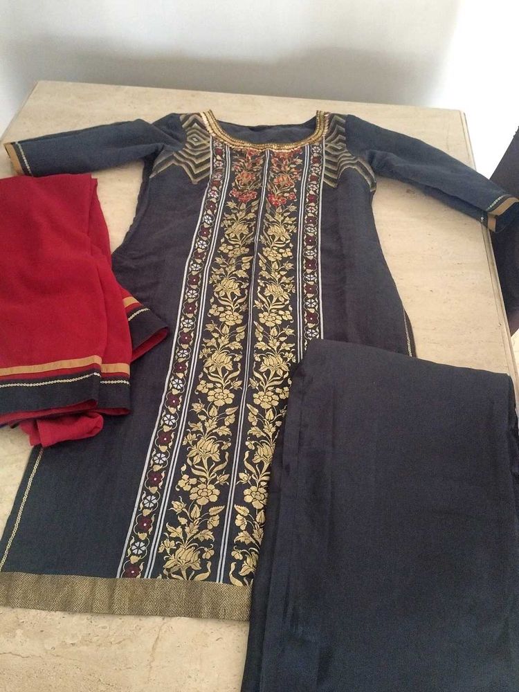Aurelia Elegant Embroidered Kurti Set