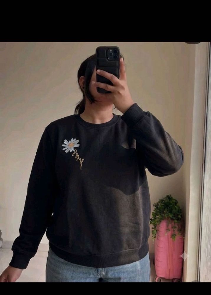 Cute Daisy Embroidered Black Sweatshirt