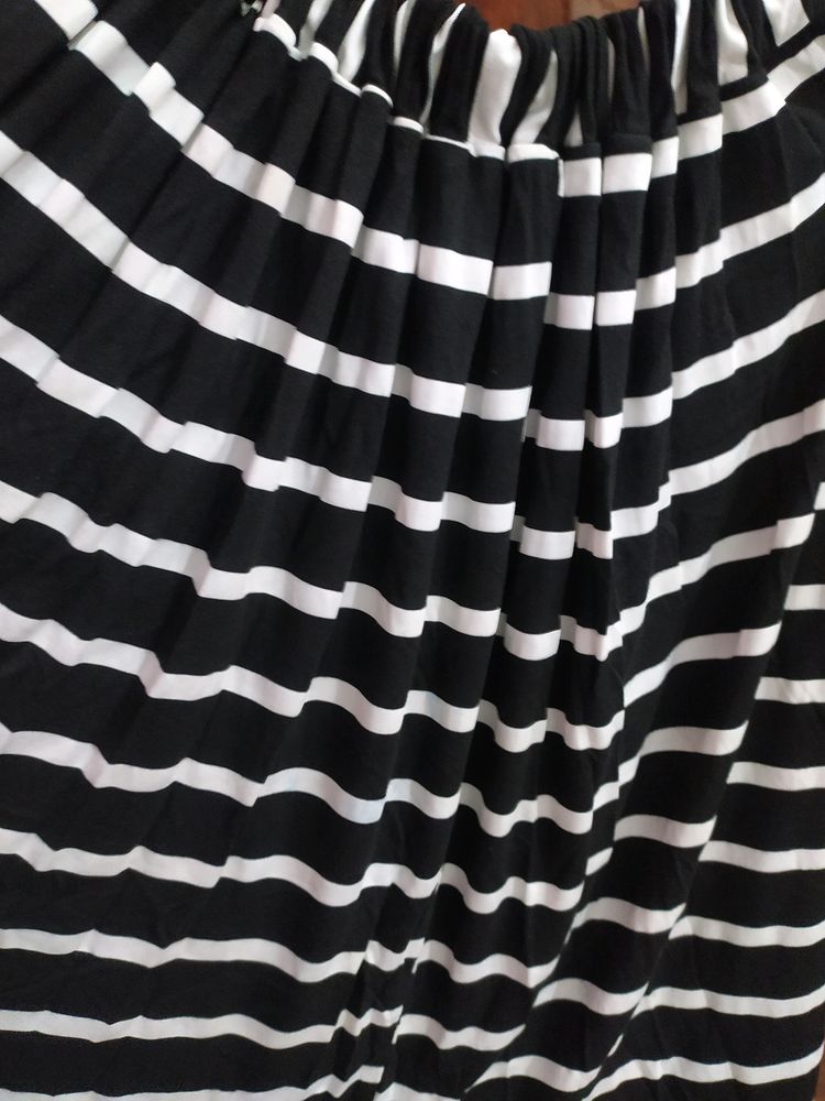 Lovely Black 🖤 &amp; White 🤍 Skirt