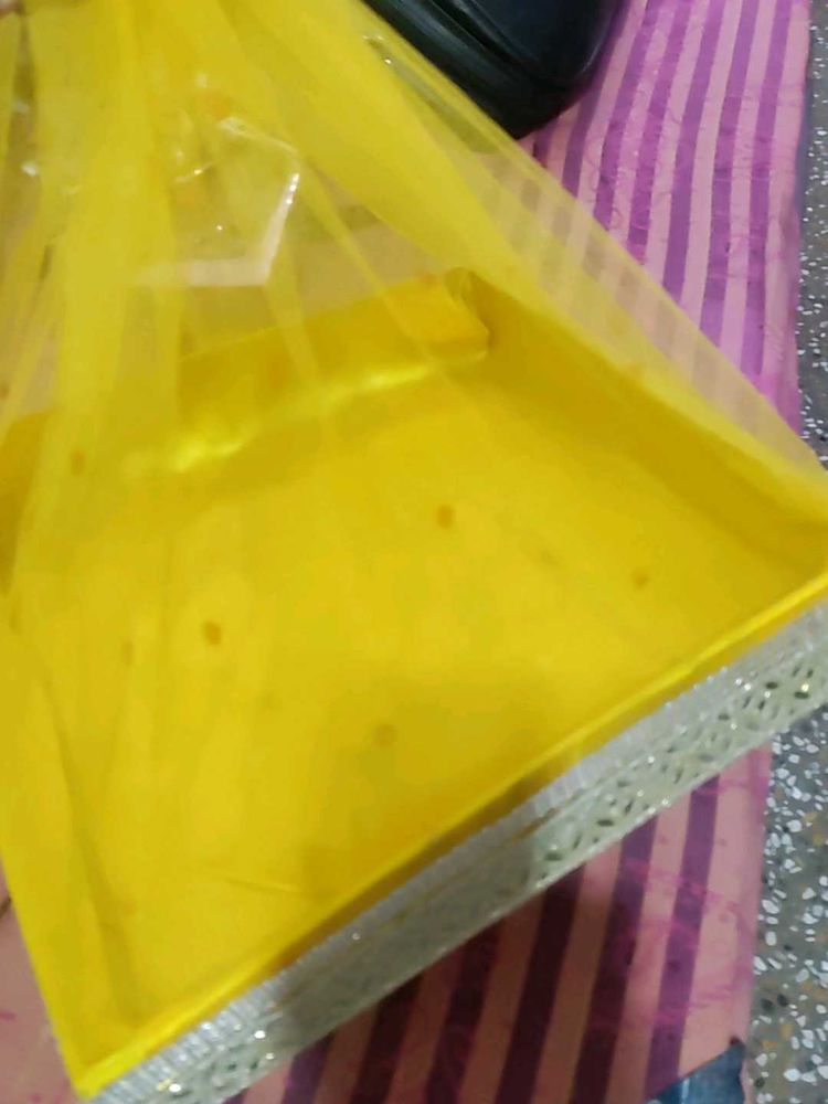Square tray covered with yellow net for trouse