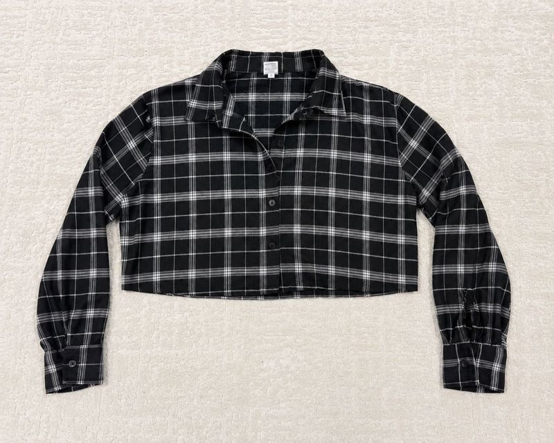 Checkered cropped shirt. 🖤♟️