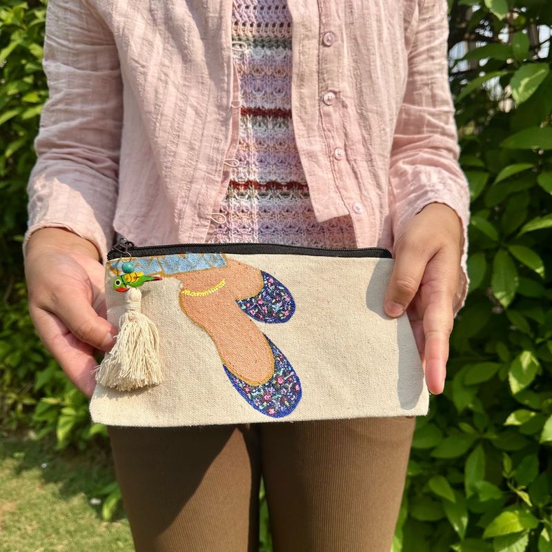 Handpainted jutti Design bag with parrot