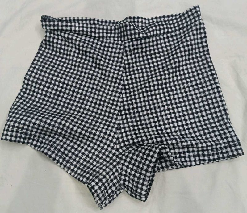 Black &amp;28,30 size 🔥White Gingham Shorts