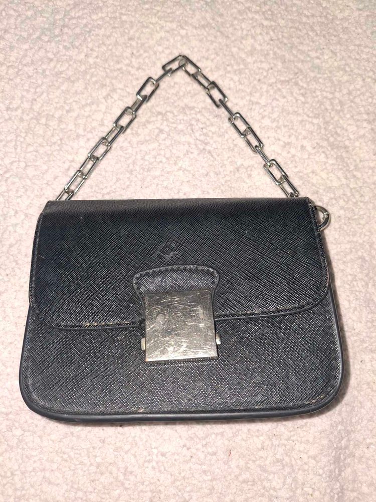 Chic Black Crossbody Bag with Chain Strap