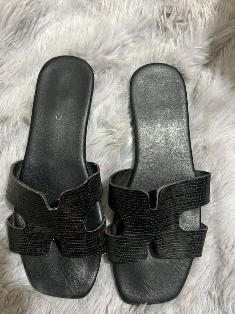 Zudio Black Shiny Flats