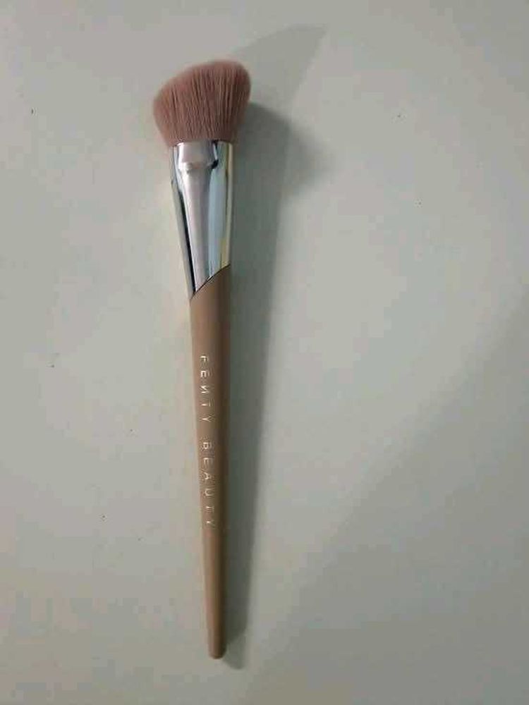 Fenty Beauty - Face Shaping Brush 125