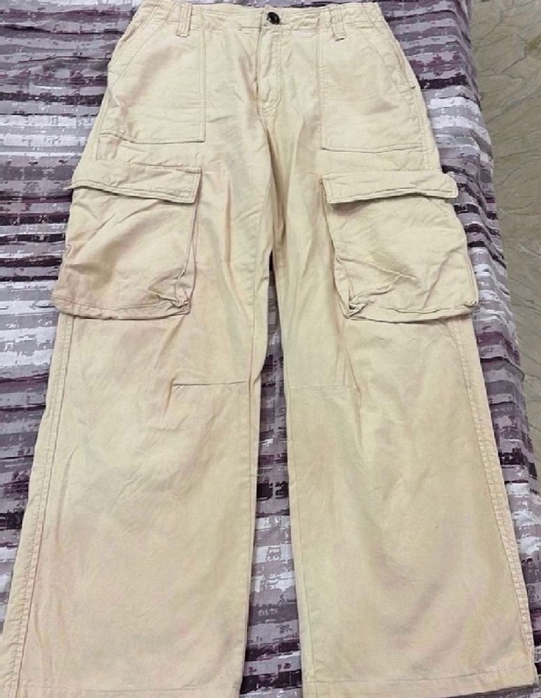 BERSHKA BEIGE CARGO