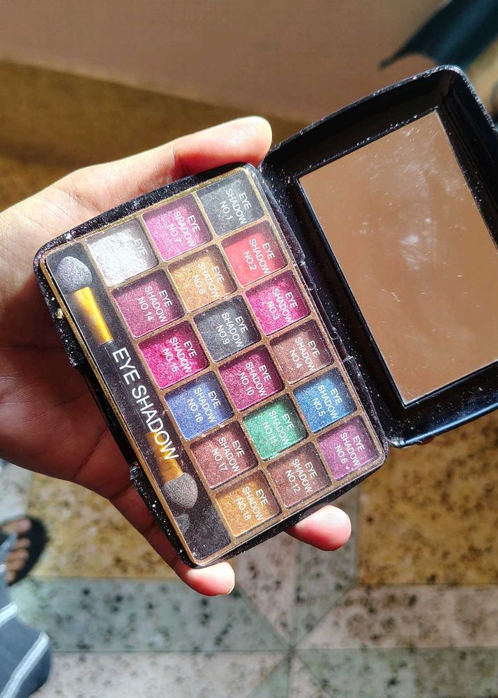 *NEW* Half-n-half Eyeshadow Palette