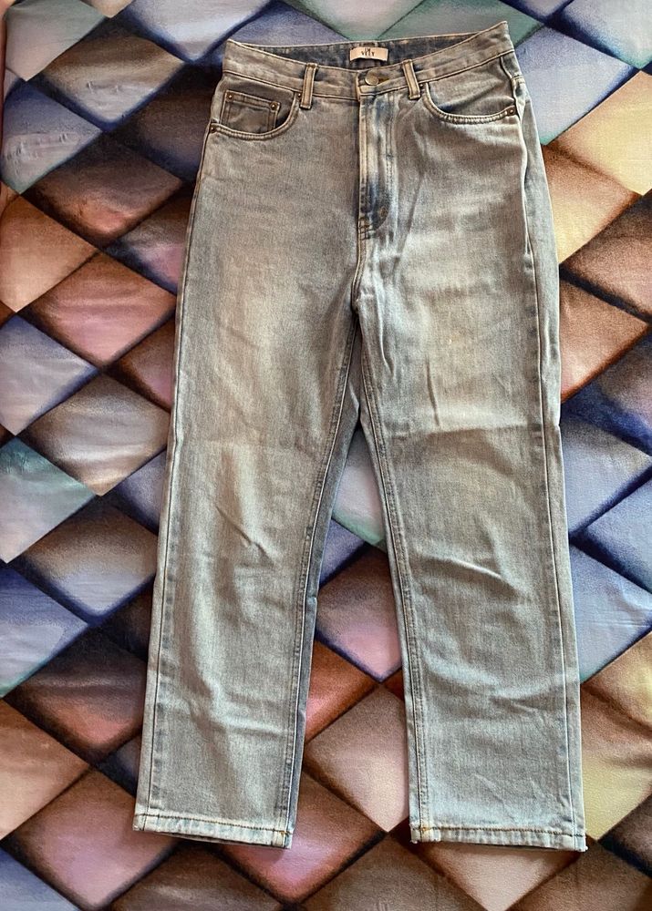 denim light blue jeans  model 5’7