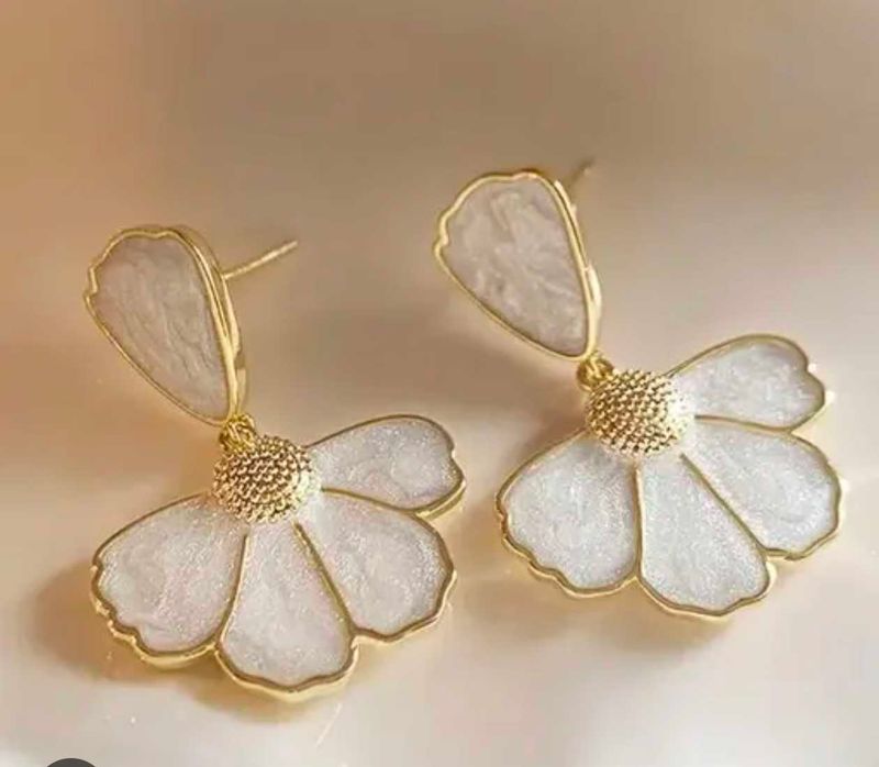 Chic Floral Dangle Earrings