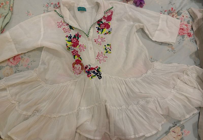 Embroidered Flowly top🌸🌼🪻