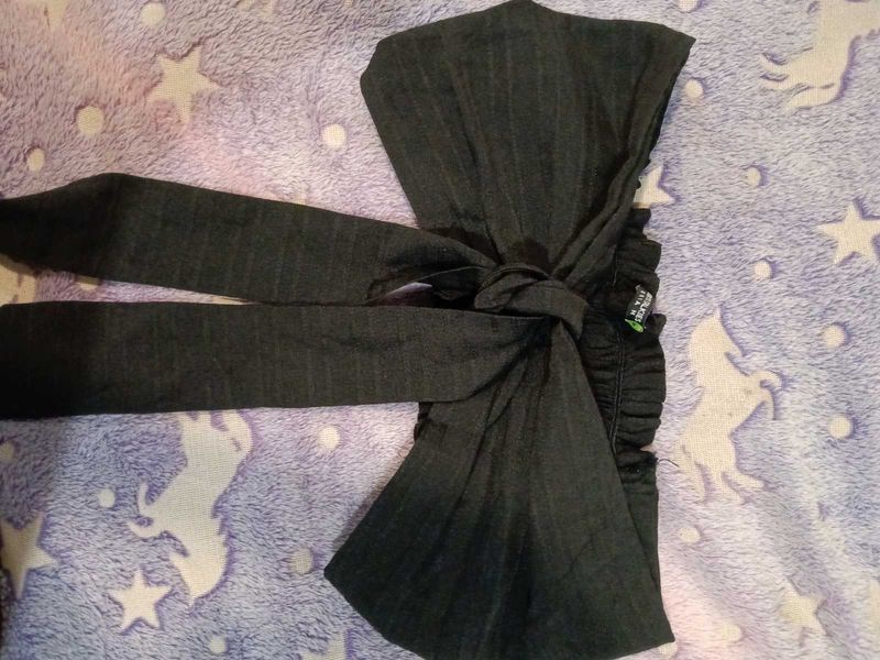 black bandeau top with bow detail and streachable
