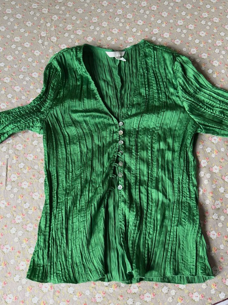 H&amp;M Emerald Green Crinkle V-Neck Top