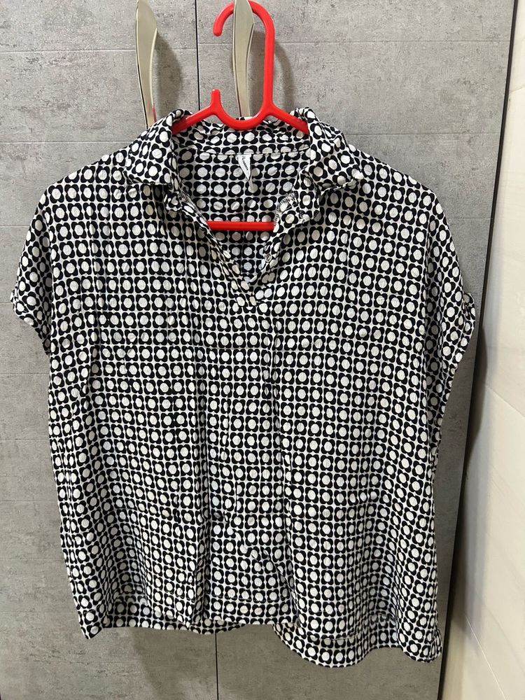 Chic Black &amp; White Geometric Print Top
