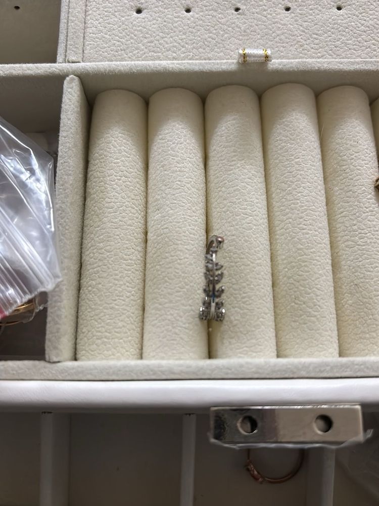 Sparkling Leaf Design Ring