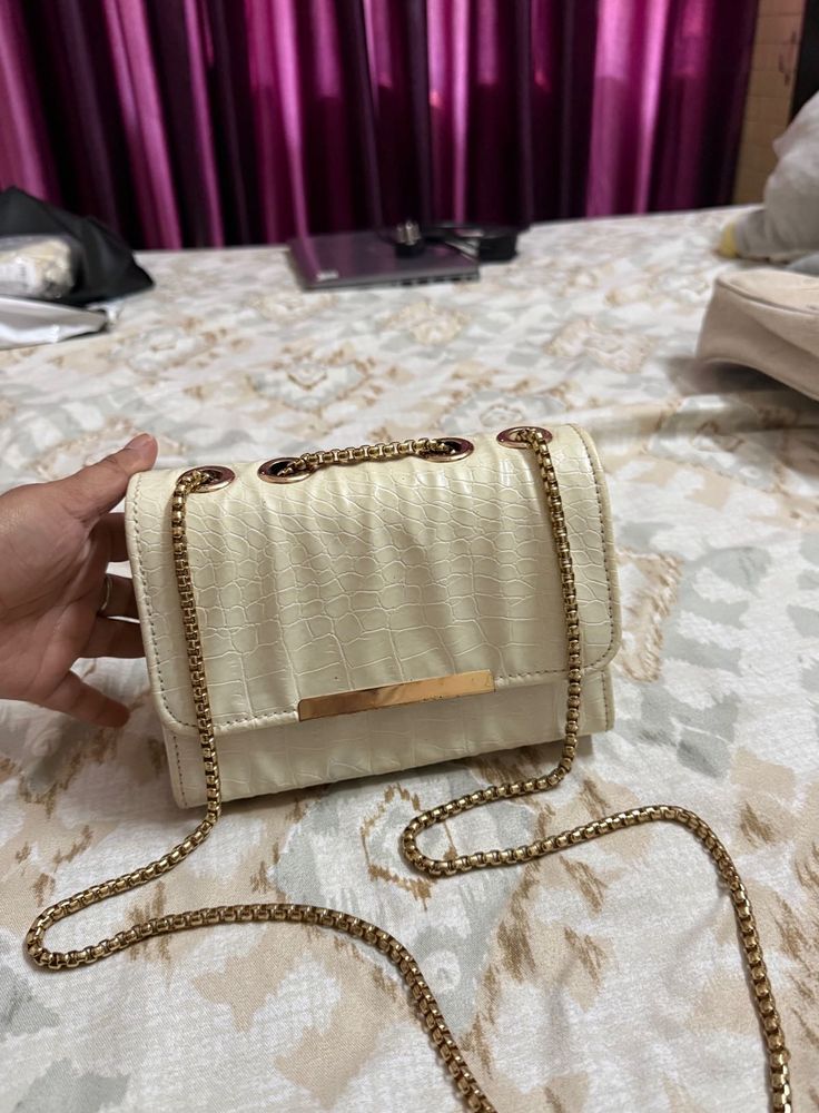 Stylish Off White Chain Shoulder Bag