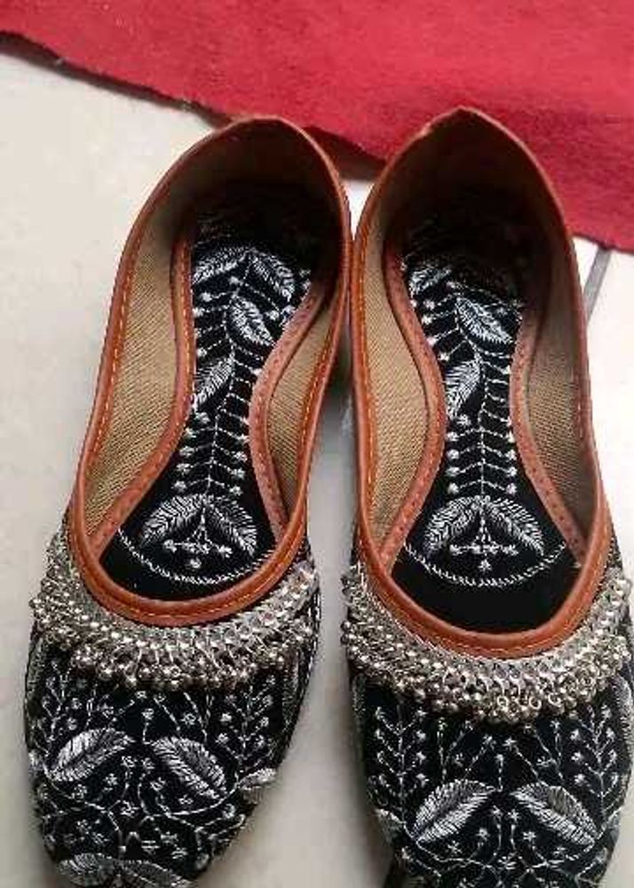 Embroidered Black Mojari Flats