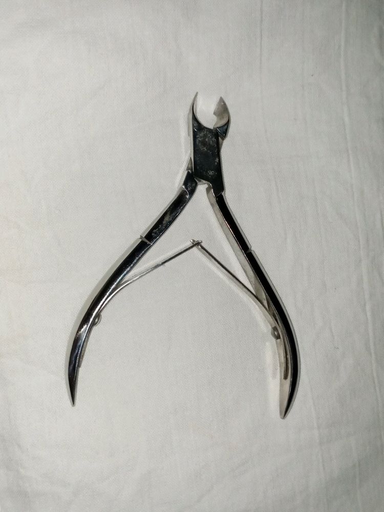 Stainless Steel Pincer                                                                          Used To Clean Nails And Also For Mani And Pedicure Purpose And For Minute Cutting ✂