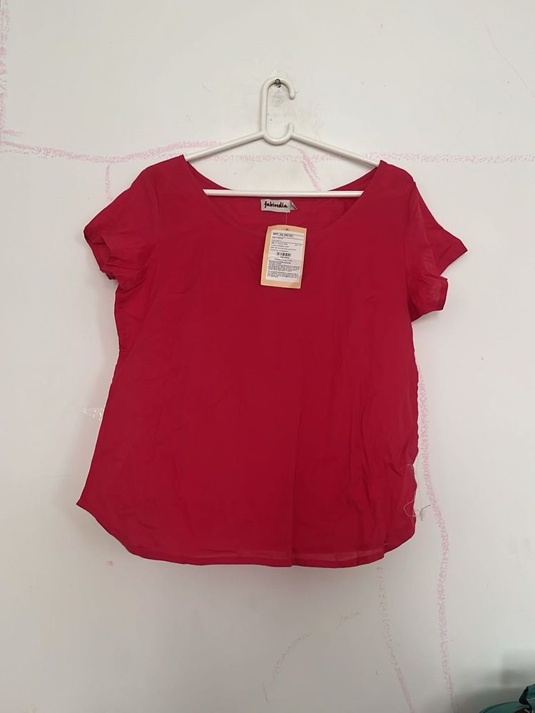 Chic Red Short-Sleeve Top