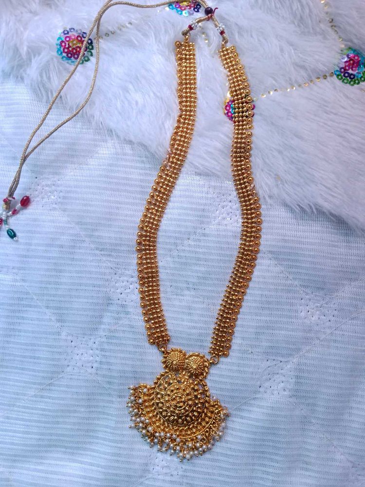Elegant Gold-Tone Necklace with Pearl Accents 🪷