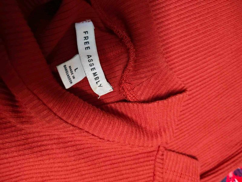 Free Assembly Ribbed Red Top