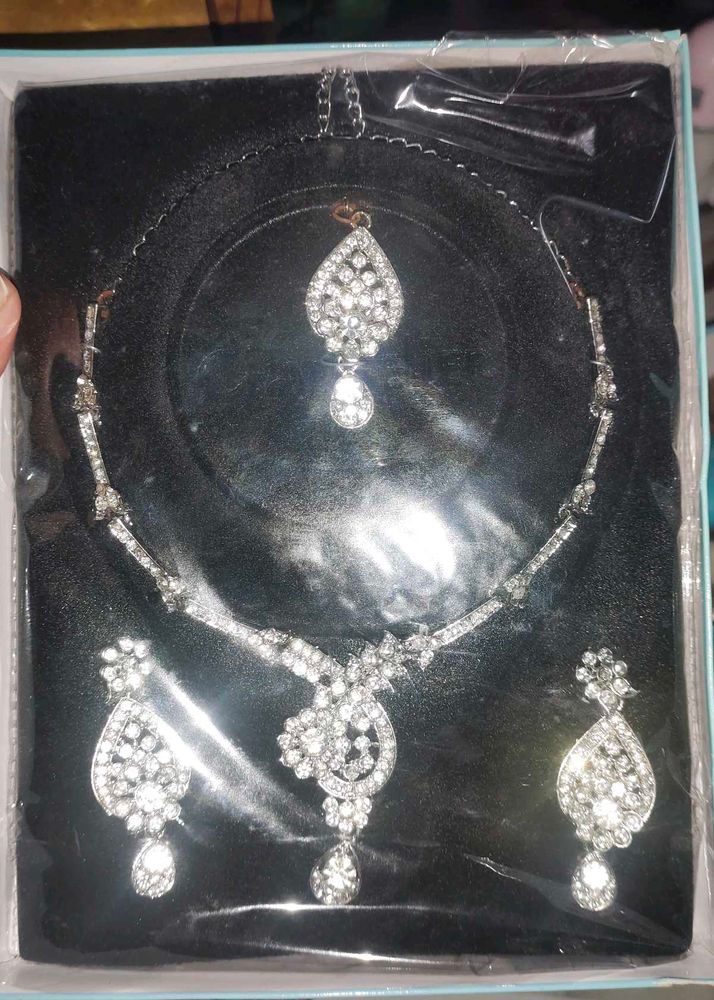 Stunning Crystal Necklace and Earring Set