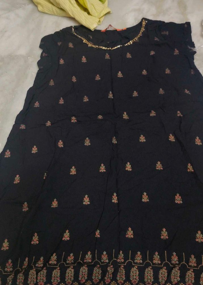 Elegant Black Embroidered Kurta