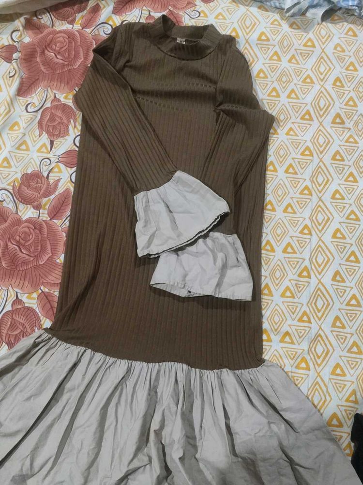 Stylish Ribbed Dress with Flared Sleeves