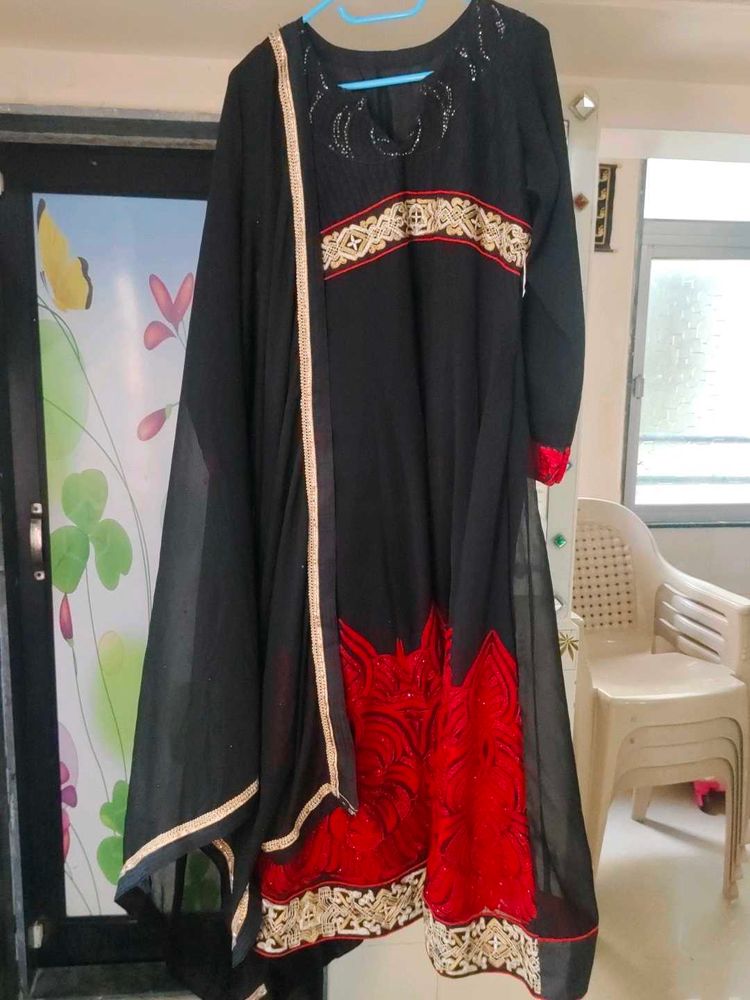 Elegant Black &amp; Red Kurta n dupatta