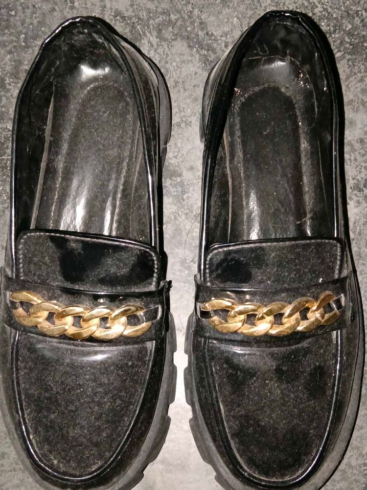 Chunky Chain Black Loafers